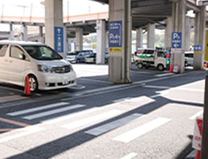 平面駐車場をご利用ください